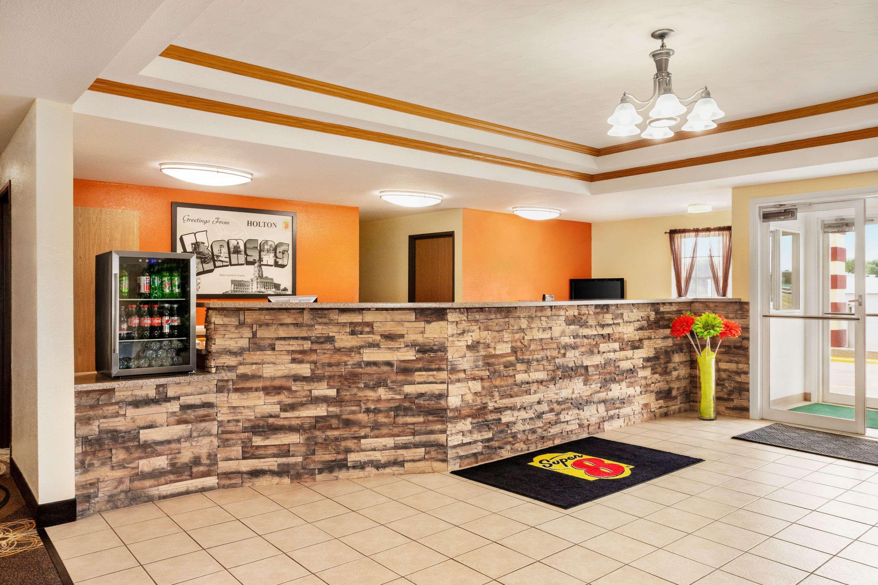 Super 8 By Wyndham Holton Motel Exterior photo