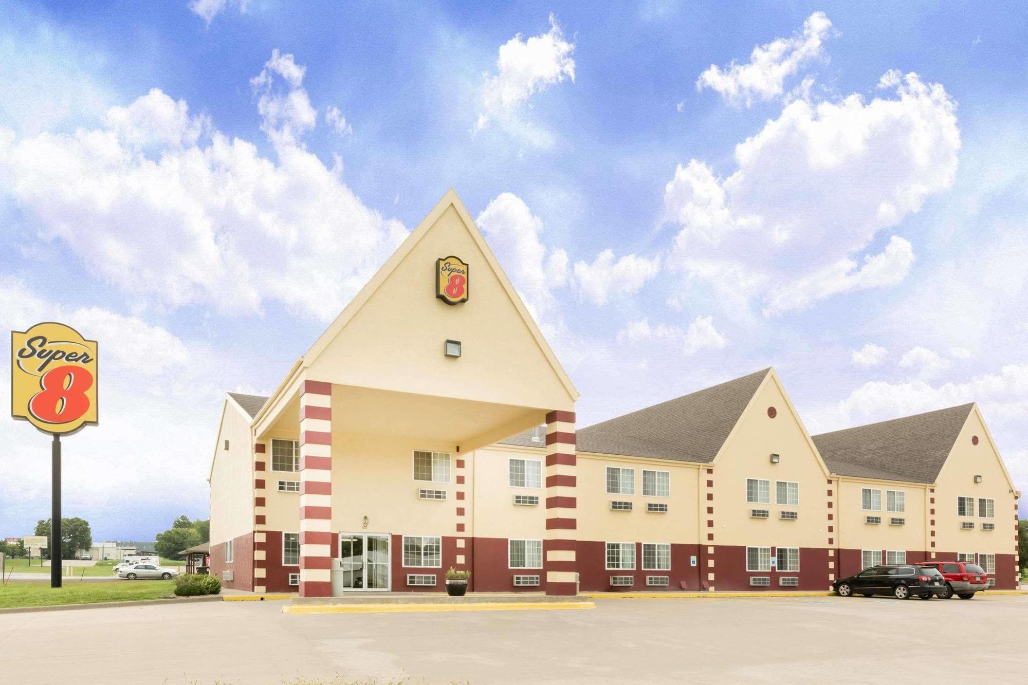 Super 8 By Wyndham Holton Motel Exterior photo