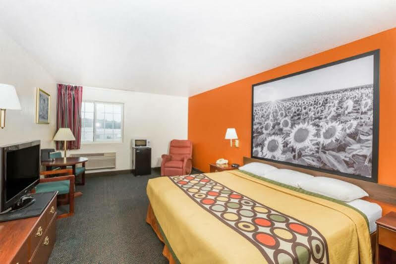 Super 8 By Wyndham Holton Motel Exterior photo